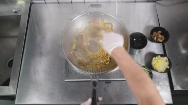 Asya restoran mutfak, yemek yemek, çalışma profesyonel aşçı olarak genç adam Şef