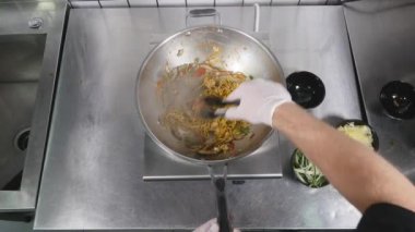 Asya restoran mutfak, yemek yemek, çalışma profesyonel aşçı olarak genç adam Şef