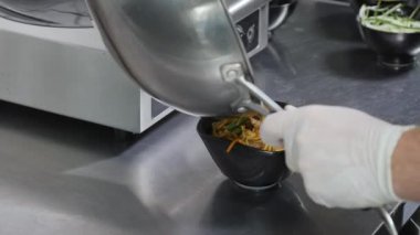 Asya restoran mutfak, yemek yemek, çalışma profesyonel aşçı olarak genç adam Şef