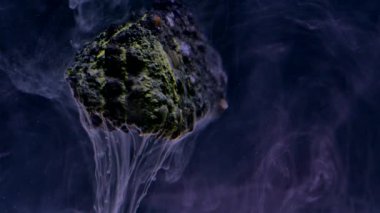 suda ıslatın ve taş soyut akan mürekkep