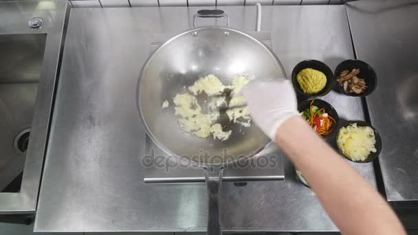Asiatische Restaurantküche, Koch kocht Essen, junger Mann arbeitet als professioneller Koch — Stockvideo