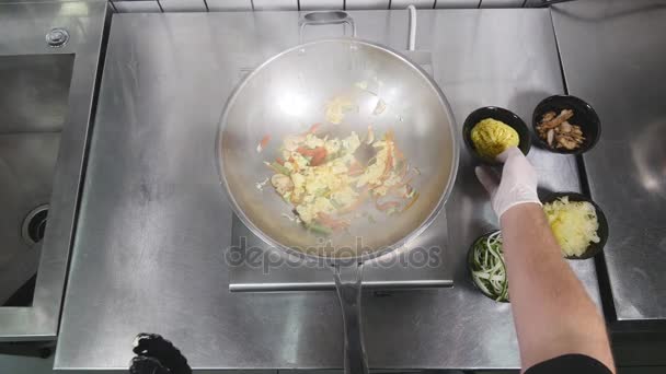 Cozinha asiática restaurante, chef cozinhar comida, jovem como cozinheiro profissional trabalhando — Vídeo de Stock