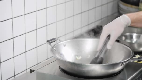 Cocina de restaurante asiático, cocina de chef, joven como cocinero profesional trabajando — Vídeo de stock