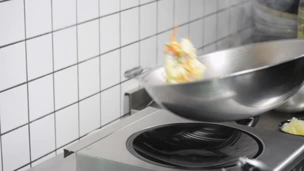 Cocina de restaurante asiático, cocina de chef, joven como cocinero profesional trabajando — Vídeos de Stock