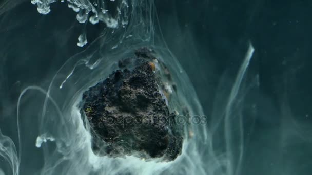 Tinta fluindo abstrata na água com pedra — Vídeo de Stock