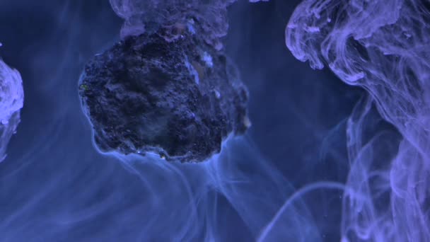 Абстрактные чернила в воде с камнем — стоковое видео