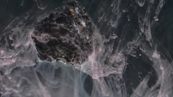 Абстрактные чернила в воде с камнем — стоковое видео
