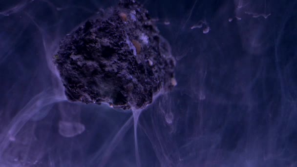 Abstrakti virtaava muste vedessä kivellä — kuvapankkivideo