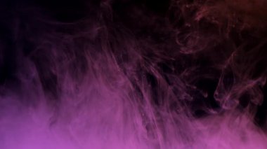 Su koyu arka plan üzerinde renkli mürekkep damlaları