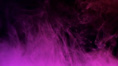 Su koyu arka plan üzerinde renkli mürekkep damlaları