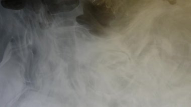 Su koyu arka plan üzerinde renkli mürekkep damlaları