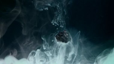 suda ıslatın ve taş soyut akan mürekkep