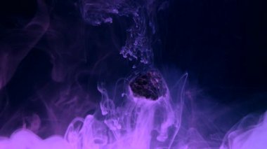 suda ıslatın ve taş soyut akan mürekkep