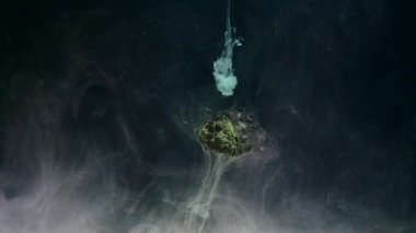 suda ıslatın ve taş soyut akan mürekkep