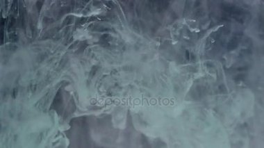 siyah arka plan üzerine bir patlama büyük bir duman sütundan gibi beyaz mürekkep