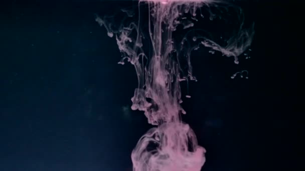 Flerfarvede blæk dråber i vand på mørk baggrund – Stock-video