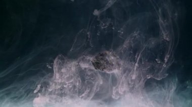 suda ıslatın ve taş soyut akan mürekkep