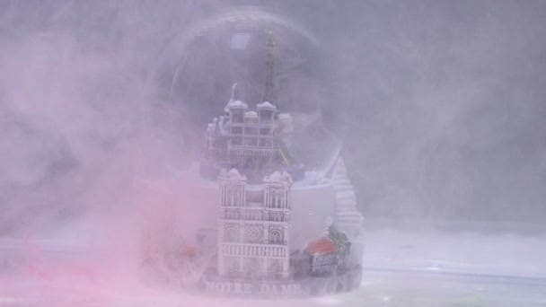 Tinta blanca en el agua con fondo bola de nieve — Vídeos de Stock