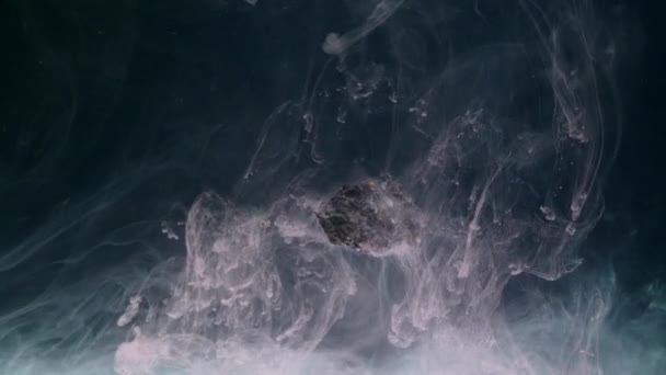 encre fluide abstraite dans l'eau avec pierre 