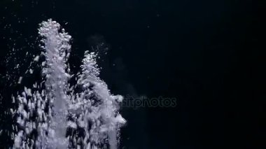 Su dökme ve siyah arka plan üzerine su sıçramalarına yapma