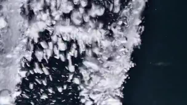 Su dökme ve siyah arka plan üzerine su sıçramalarına yapma — Stok video