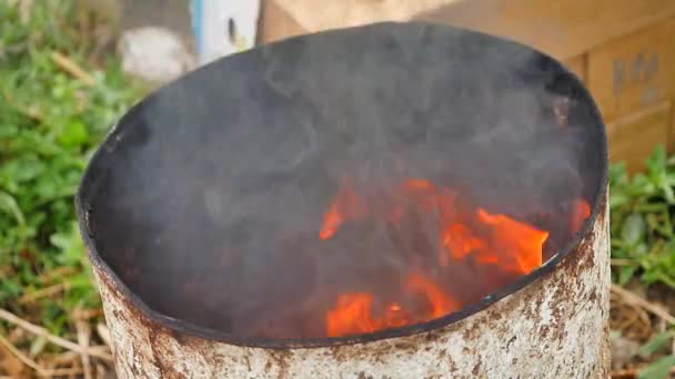 Požár v sudech olejové nádrže — Stock video