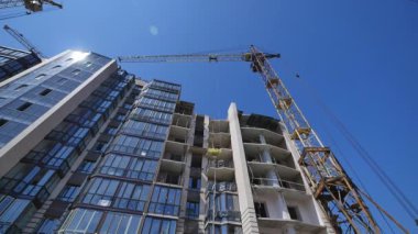 zaman sukut vinç büyük inşaat sitesinde çalışıyor