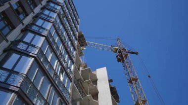 Gökyüzü arka planında vinçleri olan inşaat alanı