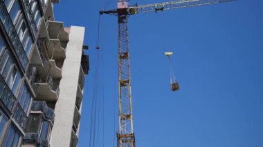 Gökyüzü arka planında vinçleri olan inşaat alanı