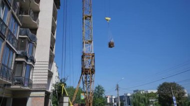 Gökyüzü arka planında vinçleri olan inşaat alanı