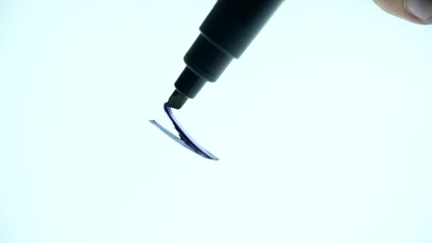 main masculine avec marqueur écrit sur le conseil d'administration fermer. fond blanc 