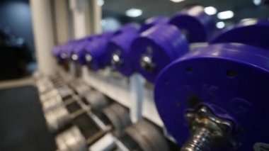 Modern hafif spor salonu. Spor salonunda spor malzemeleri. Barbell raf üzerinde farklı ağırlık