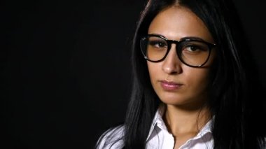 Güzel genç kadın uzun saçlı studio siyah arka plan kameraya poz