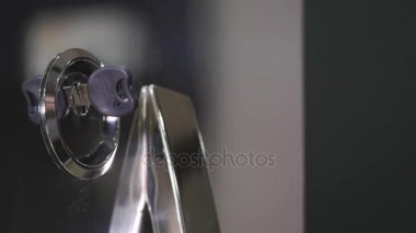 Anahtar anahtar deliği içinde gidiyor