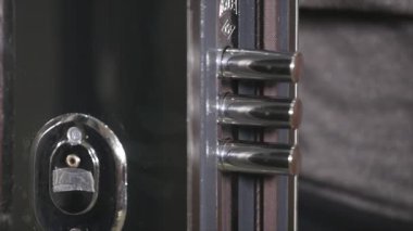 kapı kilit kolu ve bir anahtar ile