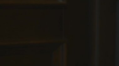 Mens el açar ve kapıyı kapatır