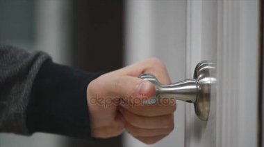 Mens el kapıyı açar