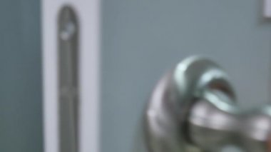 Mens el açar ve kapıyı kapatır