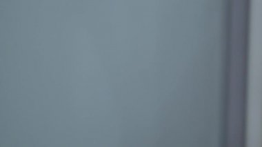 Mens el kapı kapanır. seçici odak