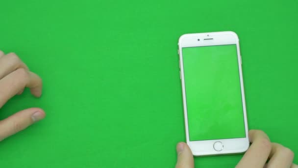 Использование смартфона на зеленом экране с различными жестами рук, вертикальный, крупный план - зеленый экран — стоковое видео
