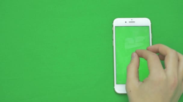 Met behulp van slimme telefoon op groen scherm met diverse handgebaren, vertikal, close-up - groen scherm — Stockvideo