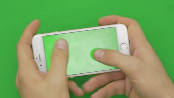 Smartphone auf grünem Bildschirm mit verschiedenen Handgesten, vertikal, Nahaufnahme - grüner Bildschirm — Stockvideo