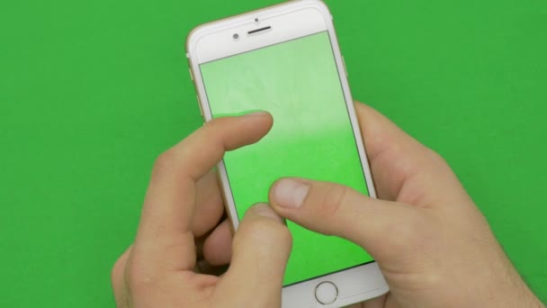 Використання смартфона на зеленому екрані з різними ручними жестами, вертикально, крупним планом зелений екран — стокове відео