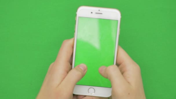 Met behulp van slimme telefoon op groen scherm met diverse handgebaren, vertikal, close-up - groen scherm — Stockvideo