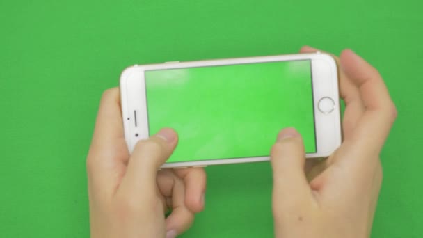 Smartphone auf grünem Bildschirm mit verschiedenen Handgesten, horizontal, Nahaufnahme - grüner Bildschirm — Stockvideo