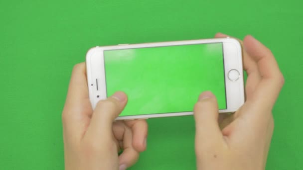 Usando el teléfono inteligente en la pantalla verde con varios gestos de mano, horizontalmente, de cerca - pantalla verde — Vídeos de Stock