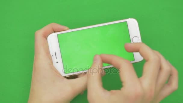 Utilisation du téléphone intelligent sur l'écran vert avec divers gestes de la main, horizontalement, fermer - écran vert — Video