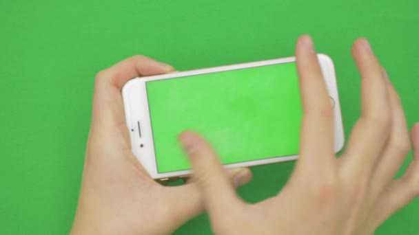 Usando el teléfono inteligente en la pantalla verde con varios gestos de mano, horizontalmente, de cerca - pantalla verde — Vídeos de Stock