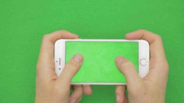 Usando el teléfono inteligente en la pantalla verde con varios gestos de mano, horizontalmente, de cerca - pantalla verde — Vídeo de stock
