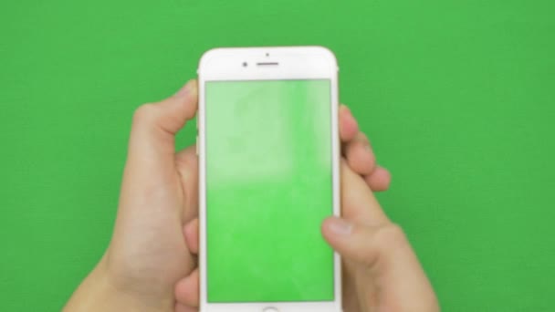 Za pomocą smart telefonu na zielony ekran z różnych gestów, vertikal, z bliska - zielony ekran — Wideo stockowe